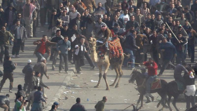 Bentrokan antara massa yang pro dan anti pemerintah Mesir