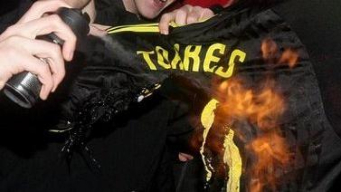 Baju Fernando Torres dibakar fans Liverpool