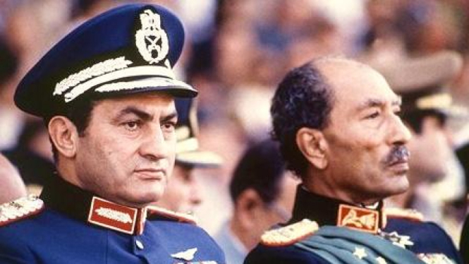 Hosni Mubarak (kiri, Wapres Mesir) dan Presiden Anwar Sadat
