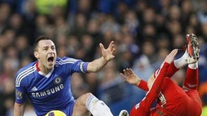 John Terry (Chelsea/kanan) menghadang Lucas (Liverpool)