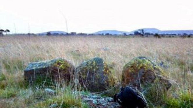 Tumpukan batu tua yang digunakan sebagai jam matahari kuno oleh suku Aborigin