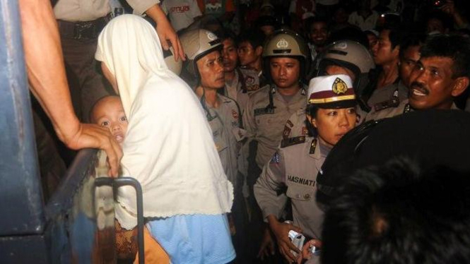 Ibu dan anak warga Ahmadiyah dievakuasi polisi di Makassar