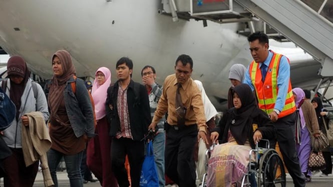 Para WNI tiba di Jakarta setelah dievakuasi dari Mesir