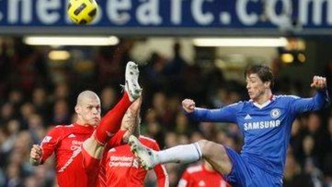 Fernando Torres (biru) dengan Martin Skrtel dari Liverpool