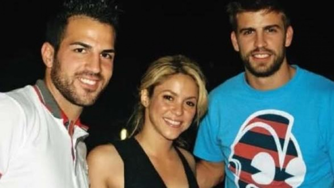 Gerard Pique (biru) bersama Shakira (tengah) dan Cecs Fabregas