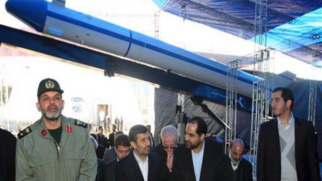 Presiden Mahmoud Ahmadinejad (tengah) di pameran roket produksi dalam negeri