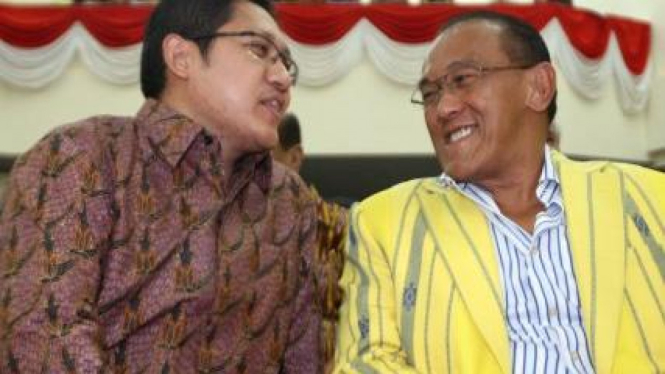 Anas Urbaningrum (Demokrat) dan Aburizal Bakrie (Golkar)