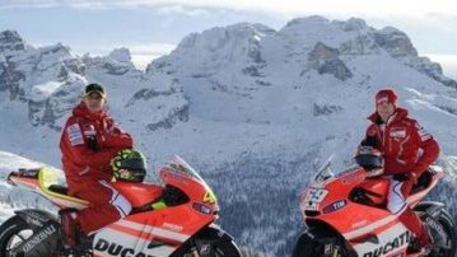 Valentino Rossi (kiri) dan Nicky Hayden 