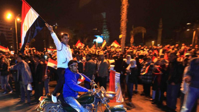 Rakyat Mesir merayakan turunnya Mubarak.
