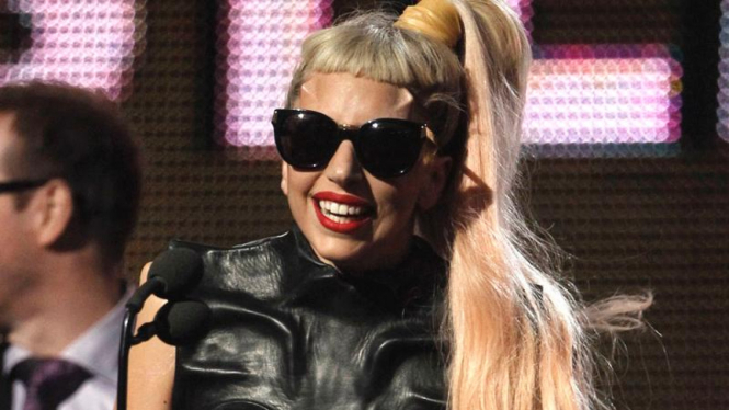 Lady Gaga menerima penghargaan Album Pop terbaik