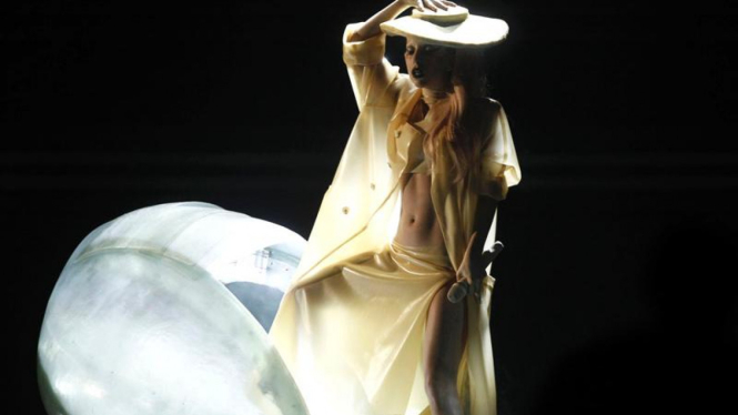 Aksi Lady Gaga di Grammy Awards 2011