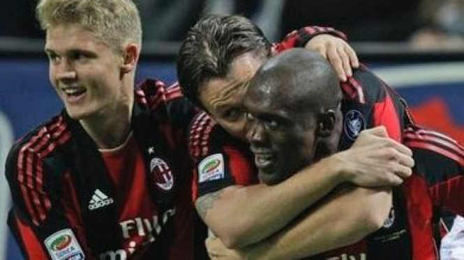 Pemain AC Milan merayakan gol
