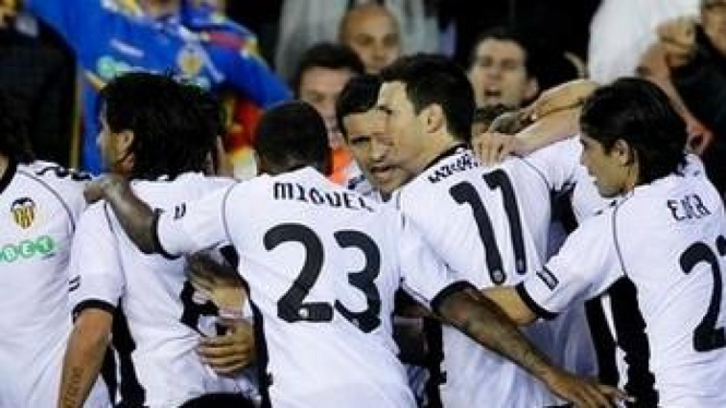 Pemain Valencia merayakan gol atas Schalke
