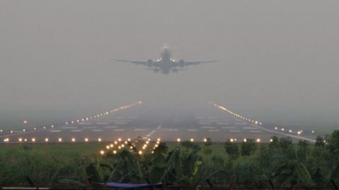 Pesawat lepas landas di Bandara Polonia Medan yang berkabut asap