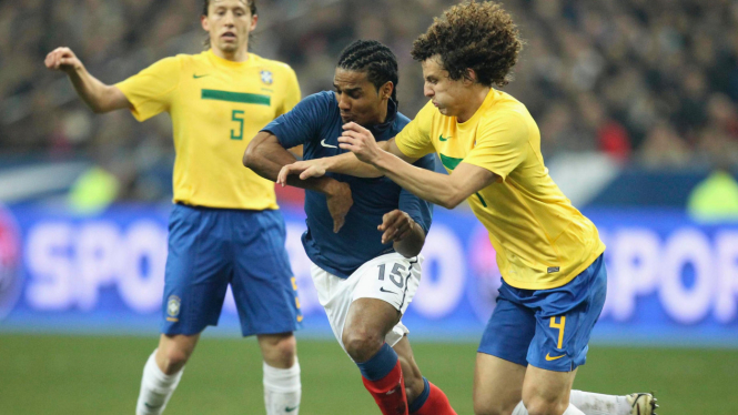 Pemain Brasil (kuning) dan Perancis (biru)