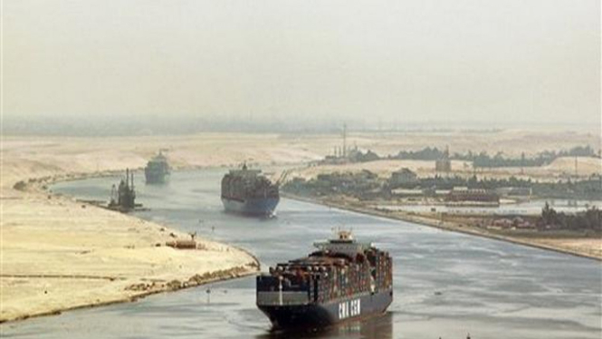 Sejumlah kapal kargo melintas Terusan Suez
