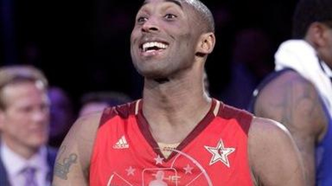 Kobe Bryant saat menerima MVP NBA All-Star 2011
