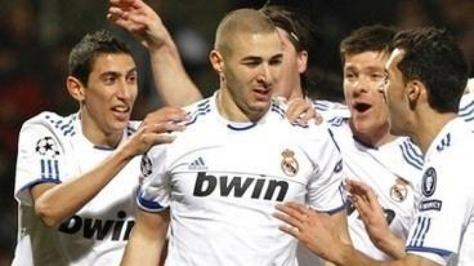Pemain Real Madrid merayakan gol Karim Benzema (tengah)