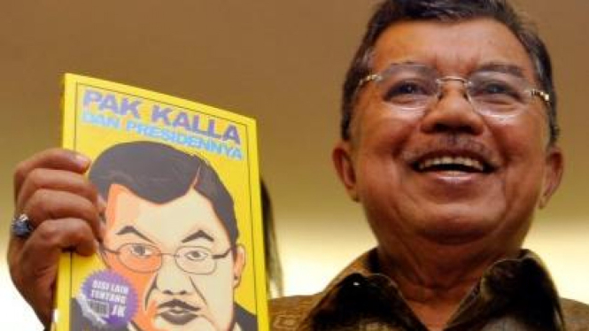 Jusuf Kalla dan buku berjudul "Pak Kalla Dan Presidennya'
