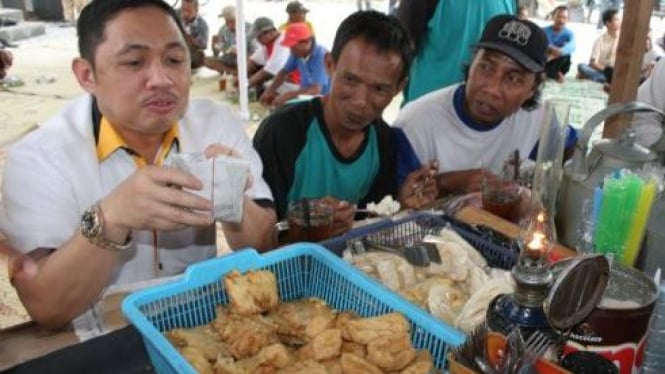 Anis Matta (kiri) makan angkringan bersama tukang becak di Yogyakarta