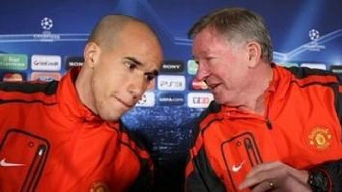 Sir Alex Ferguson (kanan) dan Gabriel Obertan