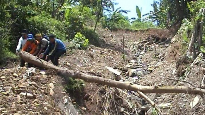 Retakan tanah di Gunung Wilis