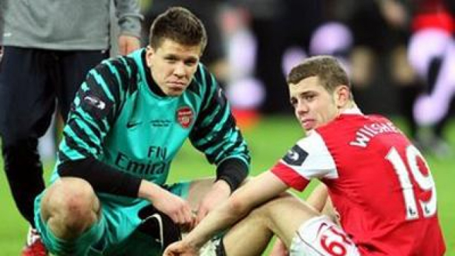 Wojciech Szczesny (kiri ) dan Jack Wilshere 