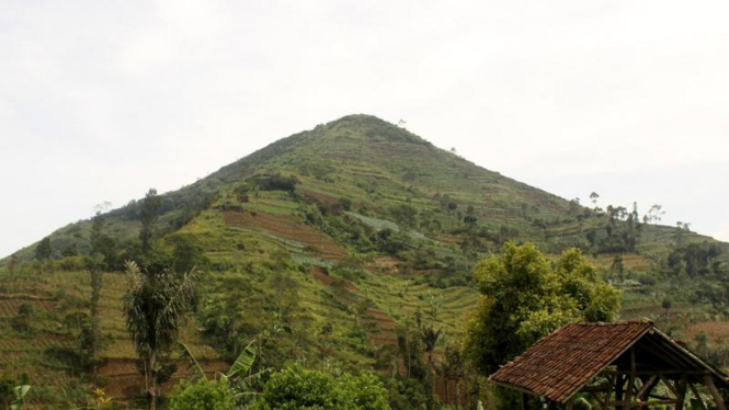 Gunung Sadahurip, Kabupaten Garut.