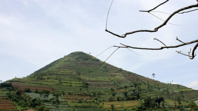 Gunung Sadahurip, Kabupaten Garut.