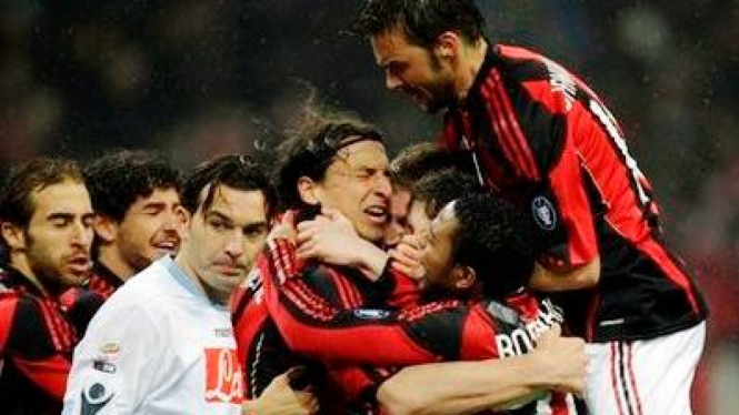 Pemain AC Milan rayakan gol Zlatan Ibrahimovic