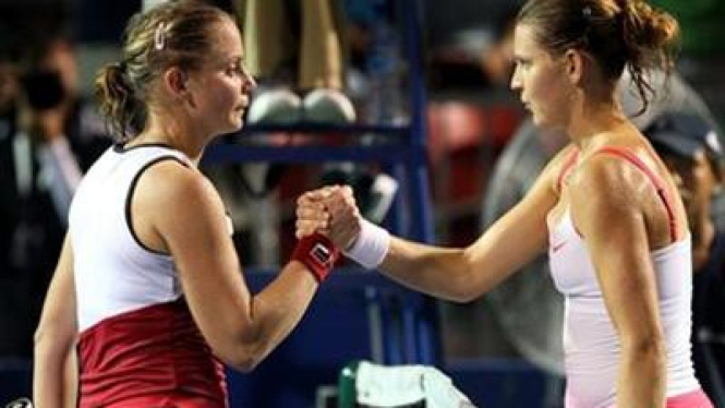 Jelena Dokic (kiri) dan Lucie Safarova