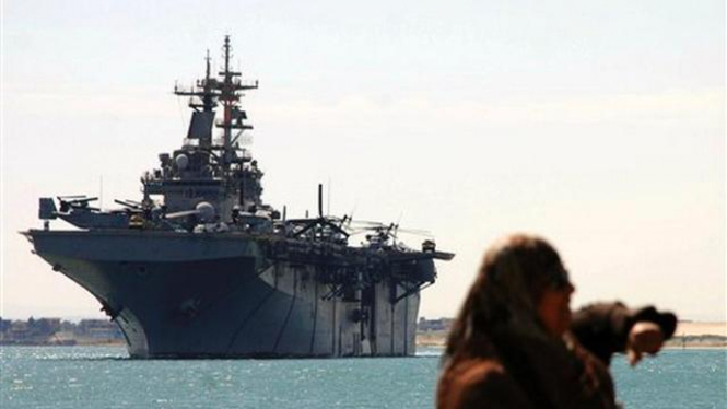 Kapal serang amfibi AS, USS Kearsarge, melintas Terusan Suez, Mesir