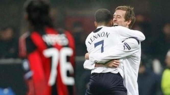 Pemain Tottenham Hotspur (putih) merayakan kemenangan atas AC Milan