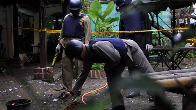 Petugas memeriksa lokasi kejadian bom Utan Kayu