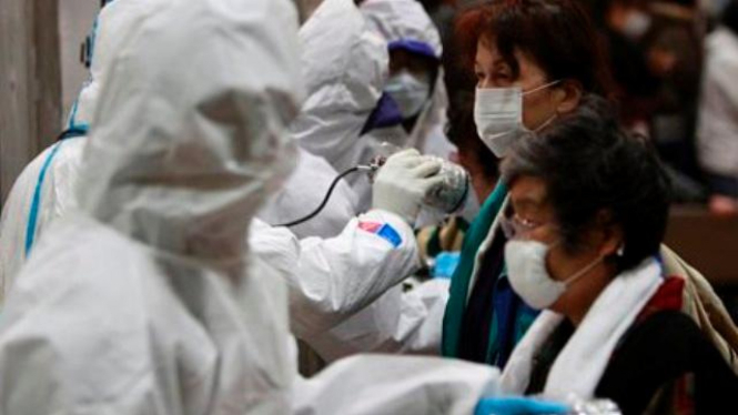 Penduduk di Prefektur Fukushima, Jepang, menjalani tes radiasi nuklir