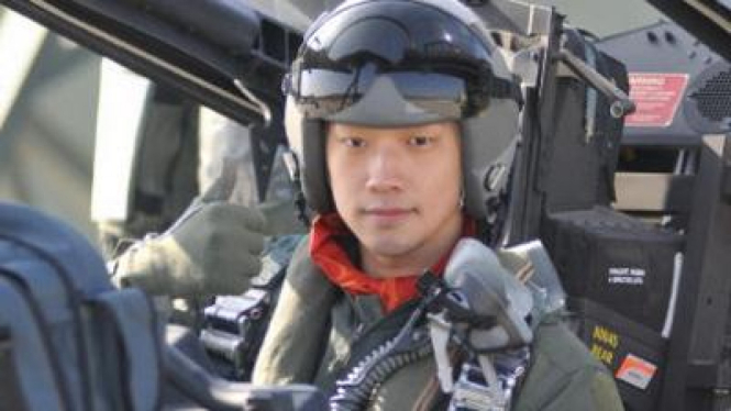 Rain dengan pakaian pilot pesawat tempur