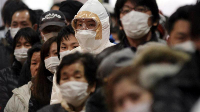 Warga di Prefektur Fukushima, Jepang, menjalani tes radiasi nuklir.