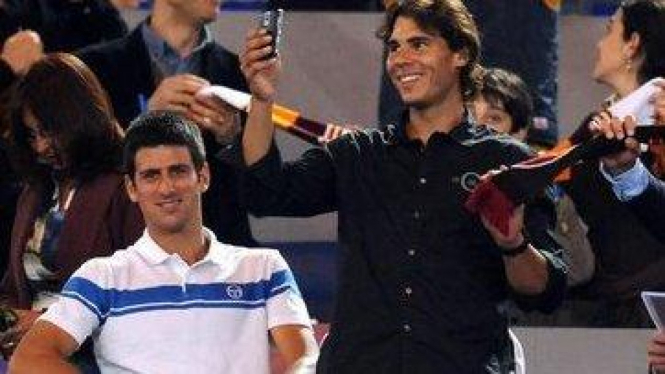 Rafael Nadal dan Novak Djokovic menonton pertandingan sepakbola