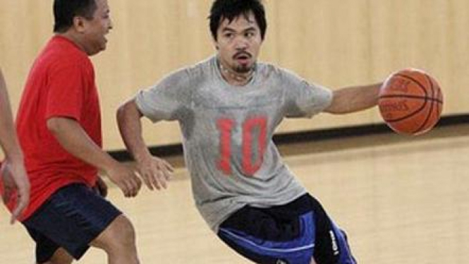 Manny Pacquiao (memegang bola) bermain basket
