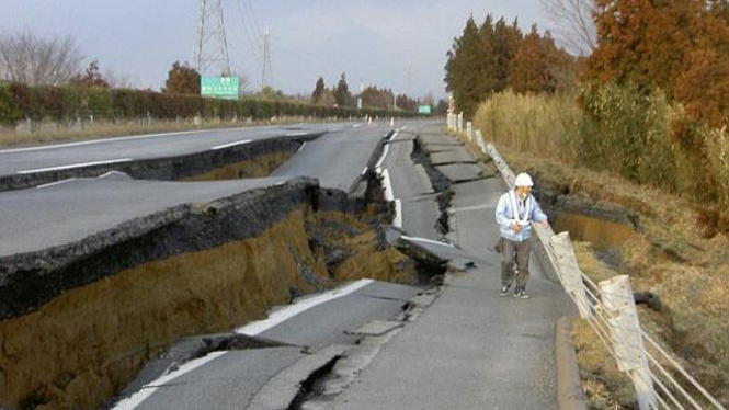 Jalan Rusak Akibat Gempa Jepang beberapa waktu lalu.