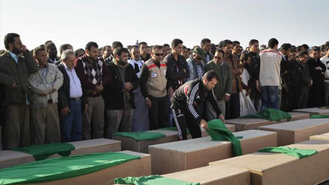 Pemakaman massal korban serangan tentara koalisi di Tripoli, Libya.