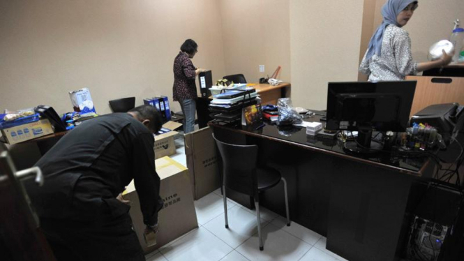 Petugas mengemasi dokumen-dokumen di Kantor PSSI