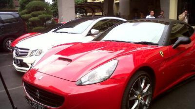 Mobil Ferrari dan Mercy milik Inong Melinda alias Melinda Dee yang disita