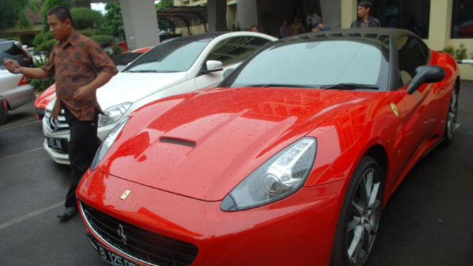  Mobil Ferrari dan Mercy milik Inong Melinda alias Melinda Dee yang disita