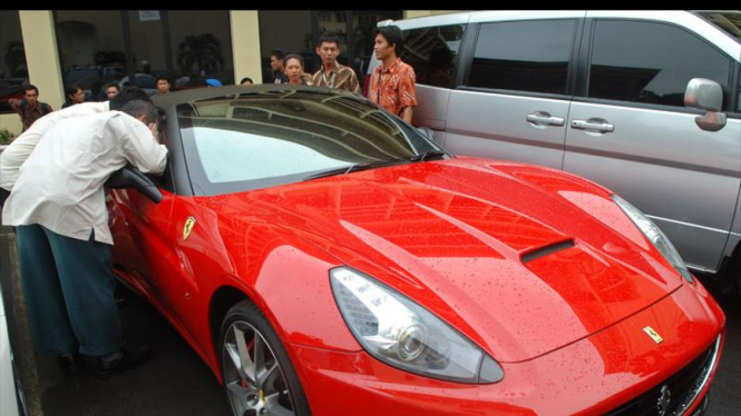 Mobil Ferrari dan Mercy milik Inong Melinda alias Melinda Dee yang disita