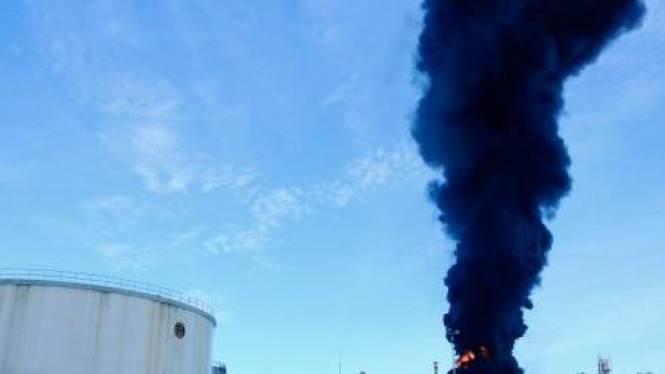 Tangki minyak kilang Pertamina RU IV Cilacap yang terbakar