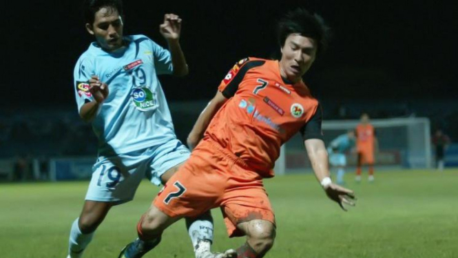 Striker Persisam Choi Dong-Soo (kanan)