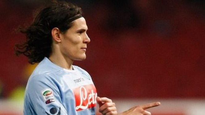 Edinson Cavani merayakan gol