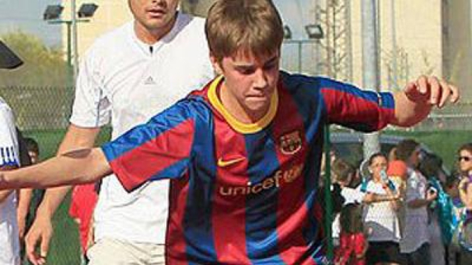 Justin Bieber bermain sepakbola di Spanyol.