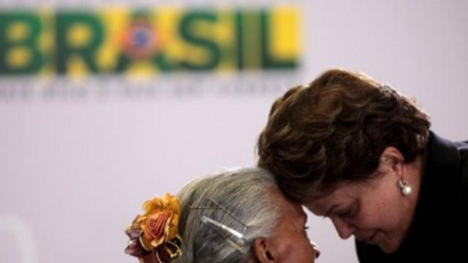 Presiden Brazil, Dilma Rousseff (kanan), bertemu dengan seorang seniman senior